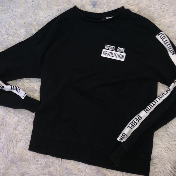 H&M Tops - Super Cute Black Sweater